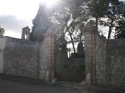 La �Villa del supplente�, risalente al XVIII secolo. Accanto al cancello d'ingresso svetta un piccolo campanile che appartiene a una cappella privata